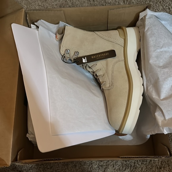 Sorel Women's Hi-Line Lace-Up Mid-Shaft Lug-Sole Booties size 6 - Picture 9 of 11